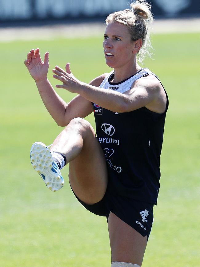 Katie Loynes kicks at goal. Picture: Michael Klein