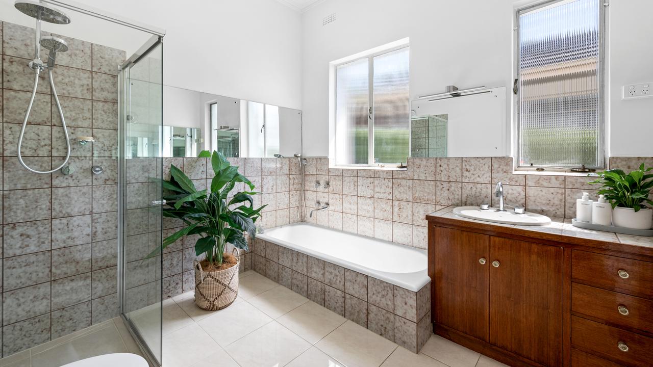 Art Deco style on show in the bathroom too.