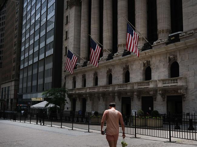 NEW YORK, NEW YORK - JUNE 15: People walk by the New York Stock Exchange (NYSE) in an empty Financial District on June 15, 2020 in New York City. Markets gained ground in afternoon trading on Monday as the Federal Reserve announced that it will begin buying individual corporate bonds in an attempt to jump start the economy after the economic setbacks from the coronavirus pandemic.   Spencer Platt/Getty Images/AFP == FOR NEWSPAPERS, INTERNET, TELCOS & TELEVISION USE ONLY ==