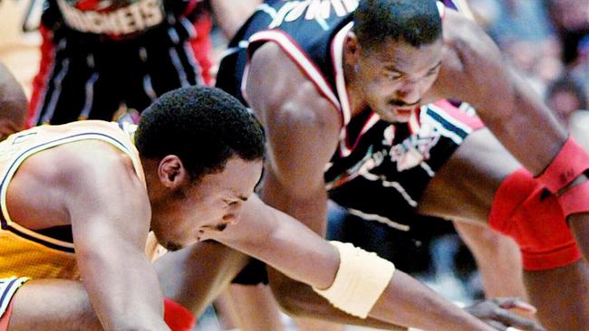 Lakers' Cedric Ceballos scramble for a loose ball. AP Photo/Eric Draper.