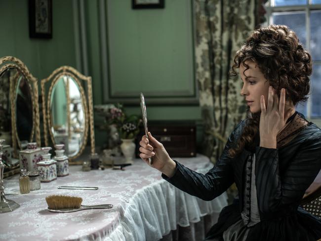 Kate Beckinsale in Love &amp; Friendship.