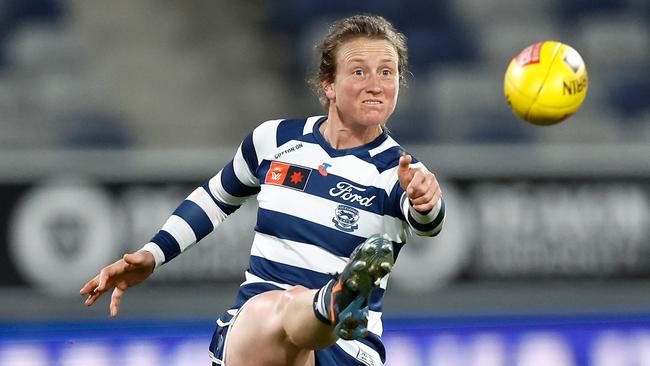 GEELONG, AUSTRALIA - OCTOBER 01: Shelley Scott of the Cats kicks the ball during the 2024 AFLW Round 06 match between the Geelong Cats and the Fremantle Dockers at GMHBA Stadium on October 01, 2024 in Geelong, Australia. (Photo by Michael Willson/AFL Photos via Getty Images)