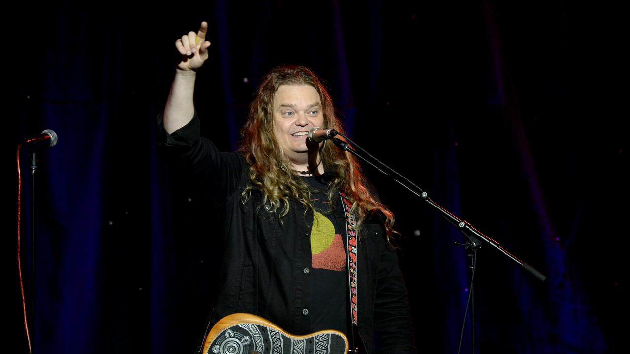 Scott Darlow performs for supporters of the upcoming Voice to Parliament referendum in Melbourne. Picture: NCA NewsWire/ Andrew Henshaw