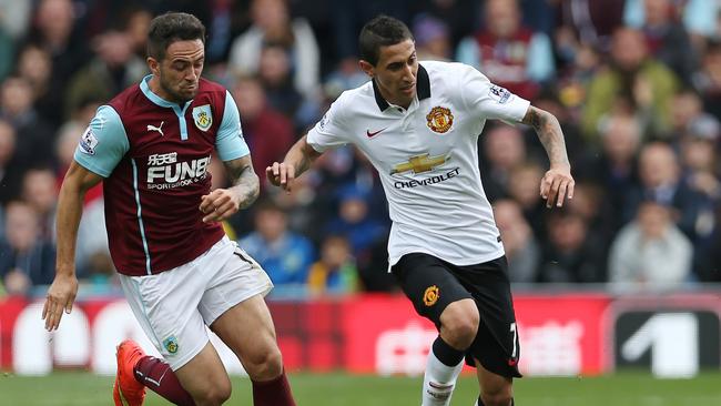 Burnley’s English striker Danny Ings (L) vies with Manchester United’s Argentinian midfielder Angel Di Maria (R) during the English Premier League football match between Burnley and Manchester United at Turf Moor in Burnley, north west England on August 30, 2014. The match ended 0-0. AFP PHOTO / IAN MACNICOL RESTRICTED TO EDITORIAL USE. No use with unauthorized audio, video, data, fixture lists, club/league logos or “live” services. Online in-match use limited to 45 images, no video emulation. No use in betting, games or single club/league/player publications