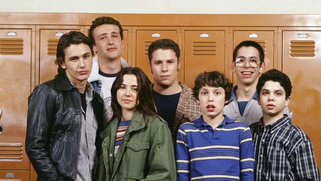 Linda Cardellini with Seth Rogen, James Franco and Jason Segal and others in Freaks and Geeks.