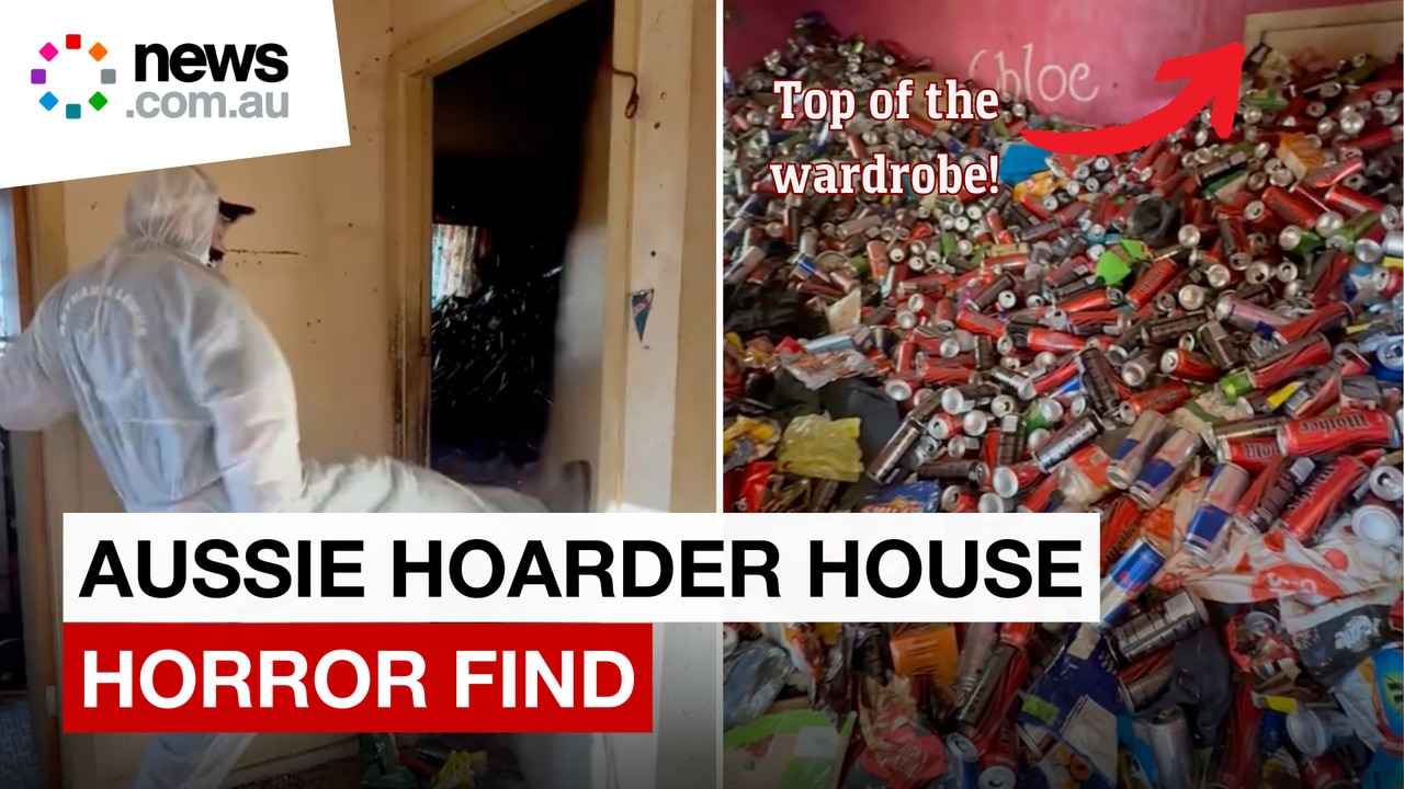 Cleaner shocked at what he found in this hoarder's home