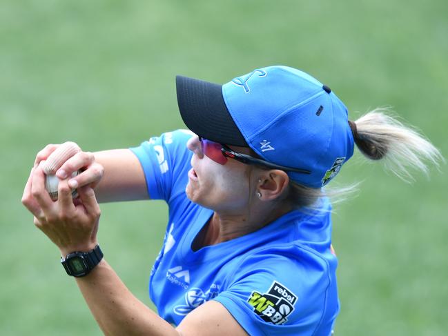 Bridget Patterson of the Adelaide Strikers catches Rachael  Haynes of the Thunder during the Women's Big Bash League (WBBL) match between the Adelaide Strikers and Sydney Thunder at Blundstone Arena in Hobart, Sunday, November 24, 2019. (AAP Image/David Mariuz) NO ARCHIVING, EDITORIAL USE ONLY, IMAGES TO BE USED FOR NEWS REPORTING PURPOSES ONLY, NO COMMERCIAL USE WHATSOEVER, NO USE IN BOOKS WITHOUT PRIOR WRITTEN CONSENT FROM AAP