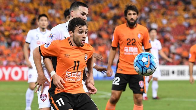 Roar player Tommy Oar against Muangthong United.