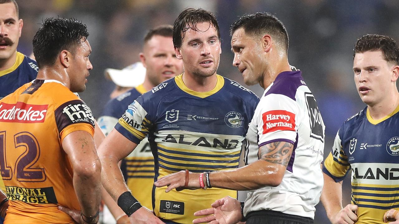 Referee Henry Perenara talks to Clint Gutherson of the Eels and Alex Glenn of the Broncos.