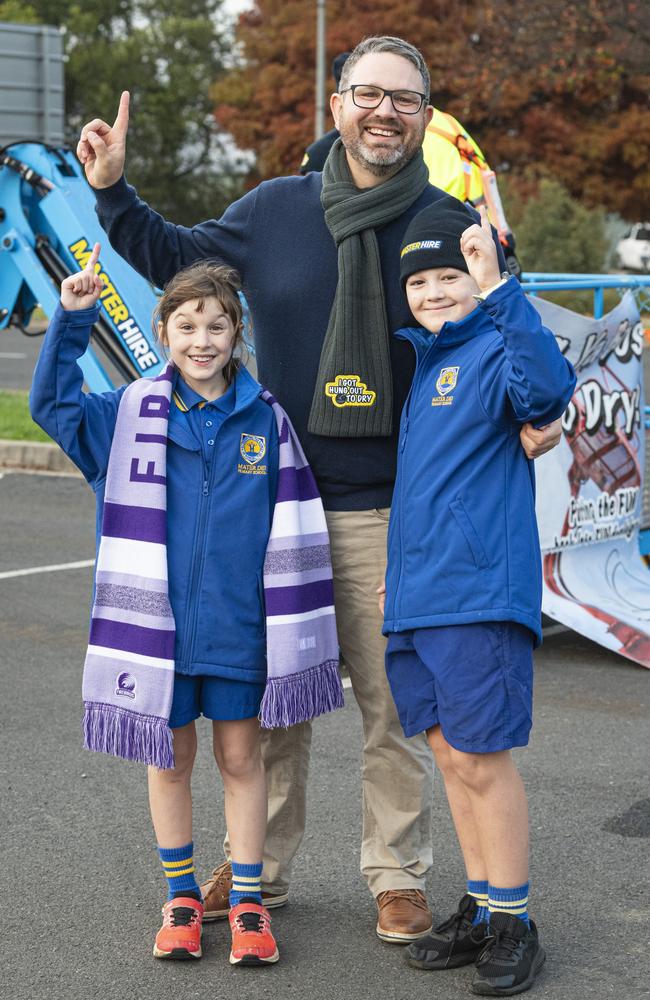 Fundraising for his ninth year is Josh Davenport of CLO Lawyers with kids Norah and Everett Davenport at Hang Ya Boss Out To Dry for the Toowoomba Hospice, Friday, May 31, 2024. Picture: Kevin Farmer