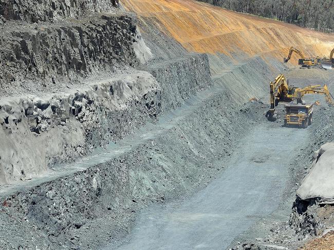 PUBLICATION; AUSTRALIAN NEWSPAPER.  STORY SARAH-JANE TASKER. DATE 21/10/2014 PHOTOGRAPHER PAUL MATHEWSWhitehaven Coal's Maules Creek coal mine media tour. GENERAL SCENES OF THE MINE WITH THE TOUR.THE CUTTING BEING CREATED FOR THE TRAIN ACCESS TO THE MINE.