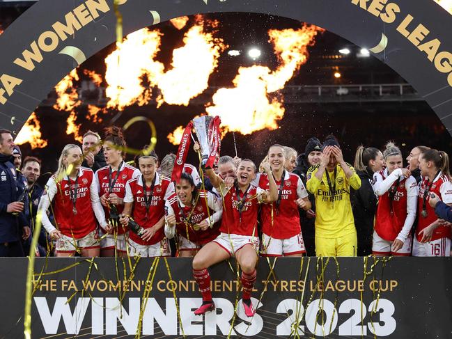 TOPSHOT - Arsenal's Irish striker Katie McCabe (C) holds the trophy as she celebrates with teammates after winning the English Women's League Cup final football match between Arsenal and Chelsea at Selhurst Park in south London on March 5, 2023. (Photo by ADRIAN DENNIS / AFP) / RESTRICTED TO EDITORIAL USE. No use with unauthorized audio, video, data, fixture lists, club/league logos or 'live' services. Online in-match use limited to 120 images. An additional 40 images may be used in extra time. No video emulation. Social media in-match use limited to 120 images. An additional 40 images may be used in extra time. No use in betting publications, games or single club/league/player publications. /