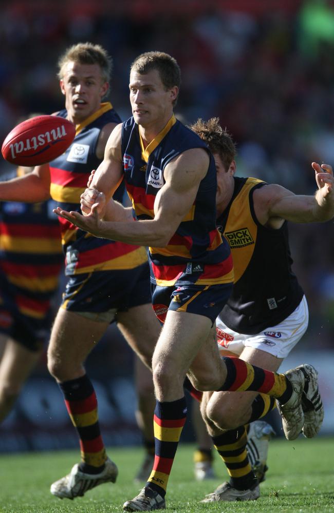 Scott Thompson gets a handpass away during his six-goal haul against Richmond in 2008.