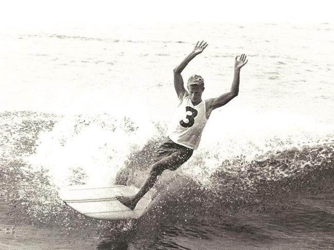 Midget Farrelly, and his classic arms up stance, in 1964 at Manly. Picture: Jack Eden