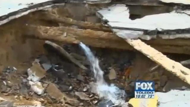 Giant Sinkhole Swallows Car In Toledo Ohio News Com Au Australias