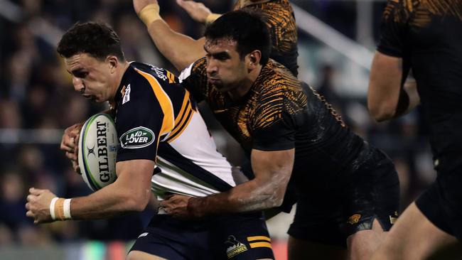 Australia's Brumbies full back Thomas Banks (L) vies for the ball with Argentina's Jaguares centre Matias Orlando during their Super Rugby semifinal match at Jose Amalfitani stadium in Buenos Aires, on June 28, 2019. (Photo by ALEJANDRO PAGNI / AFP)