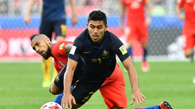 Chile's midfielder Arturo Vidal (L) vies with Australia's midfielder Massimo Luongo during the 2017 Confederations Cup group B football match between Chile and Australia at the Spartak Stadium in Moscow on June 25, 2017. / AFP PHOTO / Yuri KADOBNOV