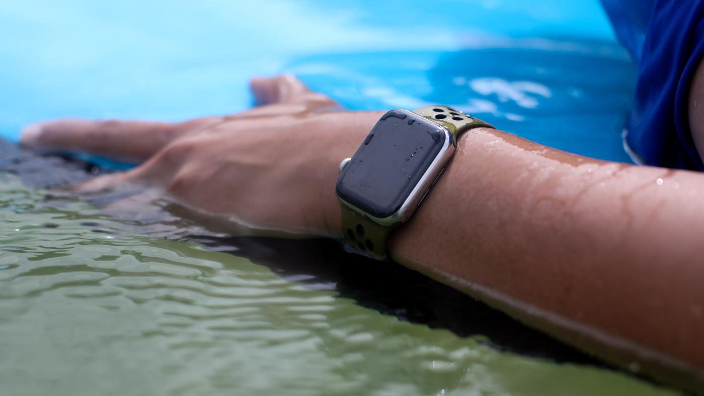 Using apple watch on sale series 4 in water