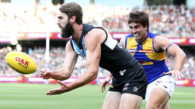 Justin Westhoff gets his handpass away from Andrew Gaff. Picture: SARAH REED