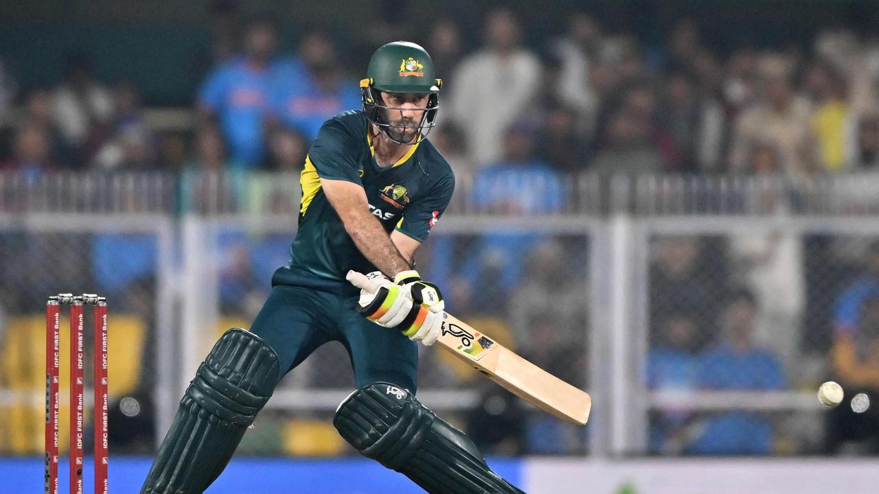 Glenn Maxwell leaks 30 runs from only over, scores ridiculous history ...