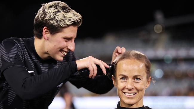 Aivi Luik of the Matildas has her head shaved by Rebekah Stott of New Zealand Ferns in 2022. (Photo by Matt King/Getty Images)