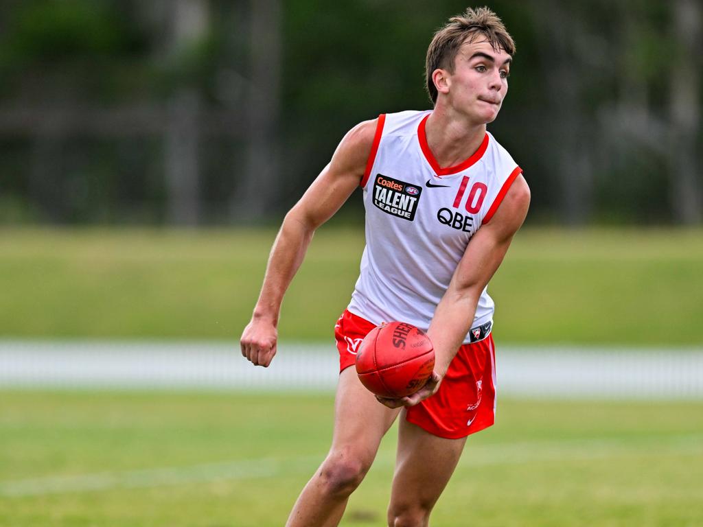 Lachlan Carmichael fires a handball. Picture: Keith McInnes