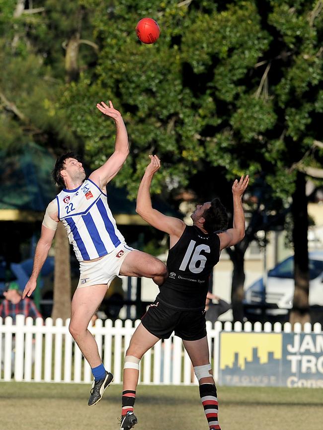 Morningside ruckman Bradley Hodge (right) contests the ruck. Photo: John Gass.