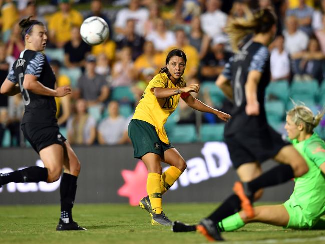 Australia's captain Samantha Kerr (C) kicks the ball during the Women's Cup of Nations football match against New Zealand in Sydney on February 28, 2019. (Photo by Saeed KHAN / AFP) / --IMAGE RESTRICTED TO EDITORIAL USE - NO COMMERCIAL USE--
