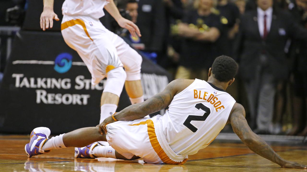 Phoenix Suns guard Eric Bledsoe (2) grabs his leg after falling to the floor in the first half after being injured in the first half of an NBA basketball game against the Philadelphia 76ers, Saturday, Dec. 26, 2015, in Phoenix. (David Kadlubowski/The Arizona Republic via AP) MARICOPA COUNTY OUT; MAGAZINES OUT; NO SALES; MANDATORY CREDIT