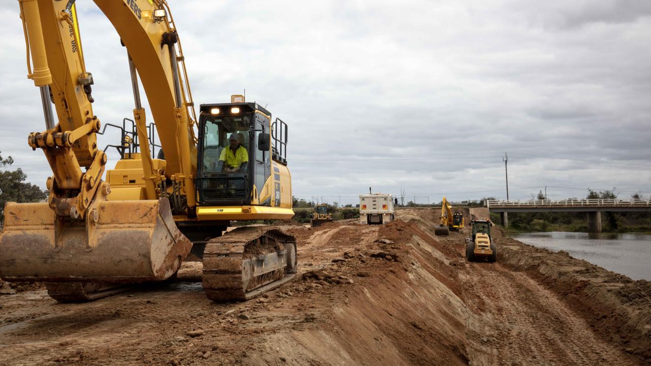 Last line of defence … work to reinforce the levee at Renmark. Picture: Emma Brasier