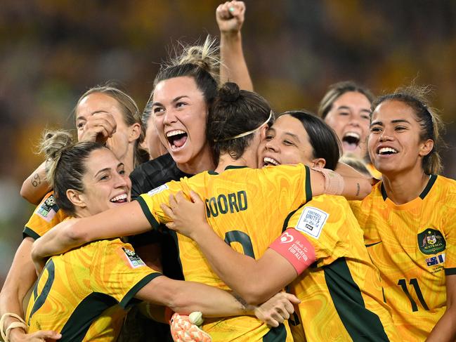 BRISBANE, AUSTRALIA - AUGUST 12: Players of Australia celebrate their side's victory in the penalty shoot out after Cortnee Vine of Australia scores her team's tenth penalty in the penalty shoot out during the FIFA Women's World Cup Australia & New Zealand 2023 Quarter Final match between Australia and France at Brisbane Stadium on August 12, 2023 in Brisbane, Australia. (Photo by Quinn Rooney/Getty Images )