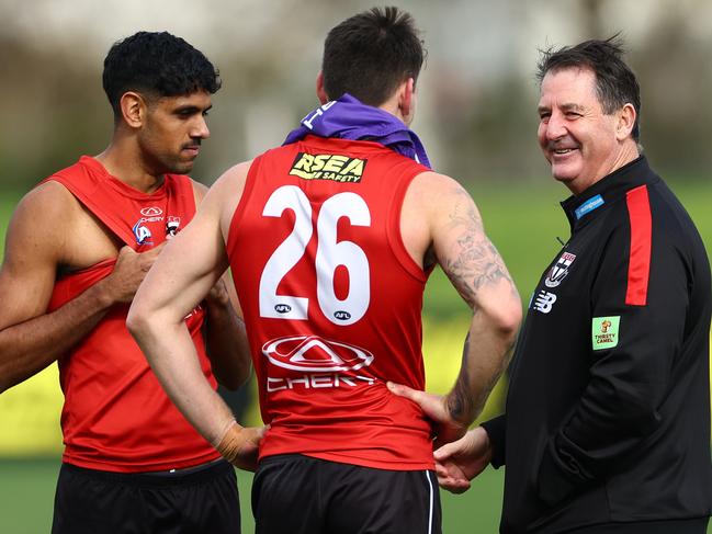 MELBOURNE, AUSTRALIA - JUNE 04: Ross Lyon, Senior Coach of the Saints speaks to Nasiah Wanganeen-Milera and Josh Battle of the Saints during a St Kilda Saints AFL training session at RSEA Park on June 04, 2024 in Melbourne, Australia. (Photo by Quinn Rooney/Getty Images)