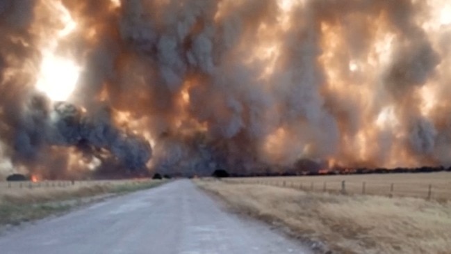 Huge bushfire bears down on Yorketown homes