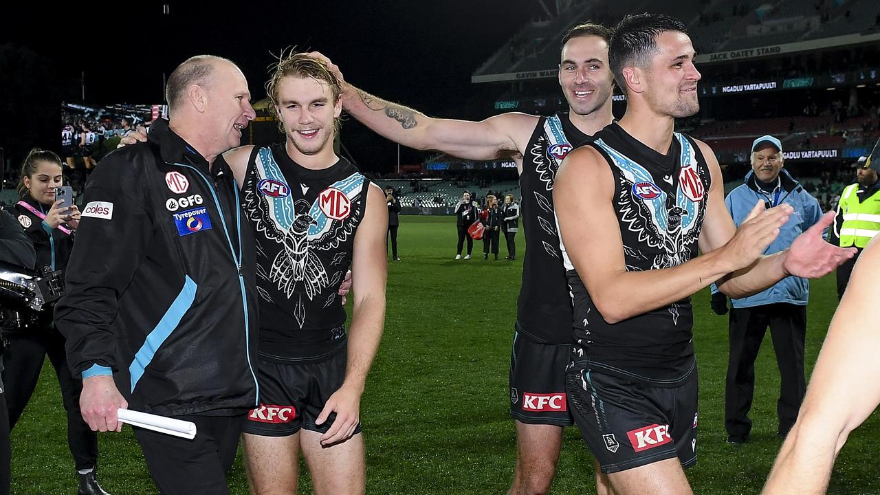 ADELAIDE, AUSTRALIA - MAY 19: Ken Hinkley coach of Port Adelaide chats to Jason Horne-Francis of Port Adelaide afterthe round 10 AFL match between Yartapuulti/Port Adelaide Power and Narrm Football Club/Melbourne Demons at Adelaide Oval, on May 19, 2023, in Adelaide, Australia. (Photo by Mark Brake/Getty Images)