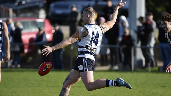 Jesse Davies kicks. Picture: Andrew Batsch