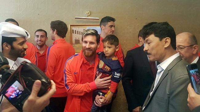 Lionel Messi holding six-year-old Afghan boy Murtaza Ahmadi.
