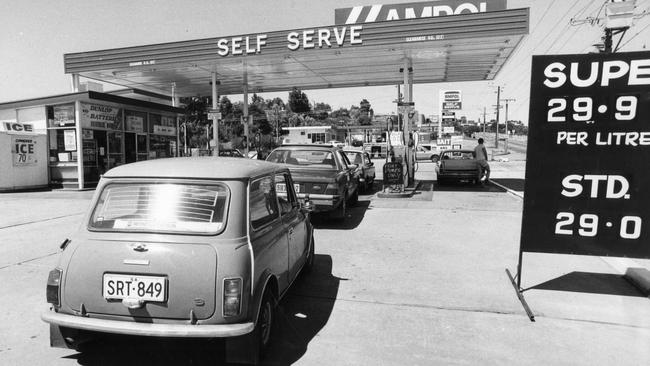 Motorists line up at an Ampol petrol station at Darlington during the national fuel strike of 1980. Picture: File