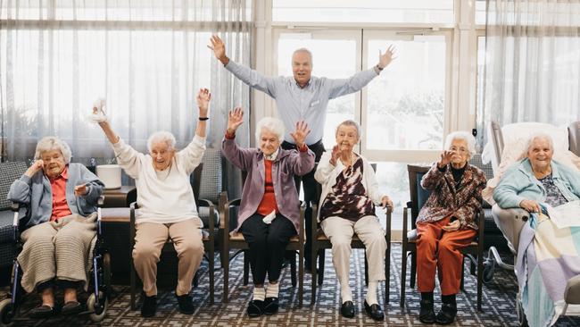 Peninsula Villages: (l to r) Norma Peterson (100), Biddy Abrahams (101), Mabel Laidlow (100), Frances Dawson (100), Edna Burt (102) and Dot Devine (104) with Peninsula Villages CEO Shane Neaves.