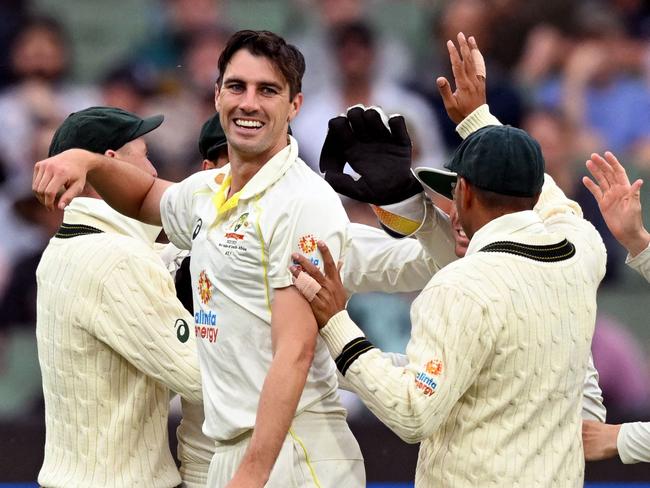 Australia's captain Pat Cummins (2nd L) celebrates with teammates after dismissing South Africa's captain Dean Elgar (R) on the third day of the second cricket Test match between Australia and South Africa at the MCG in Melbourne on December 28, 2022. (Photo by William WEST / AFP) / -- IMAGE RESTRICTED TO EDITORIAL USE - STRICTLY NO COMMERCIAL USE --