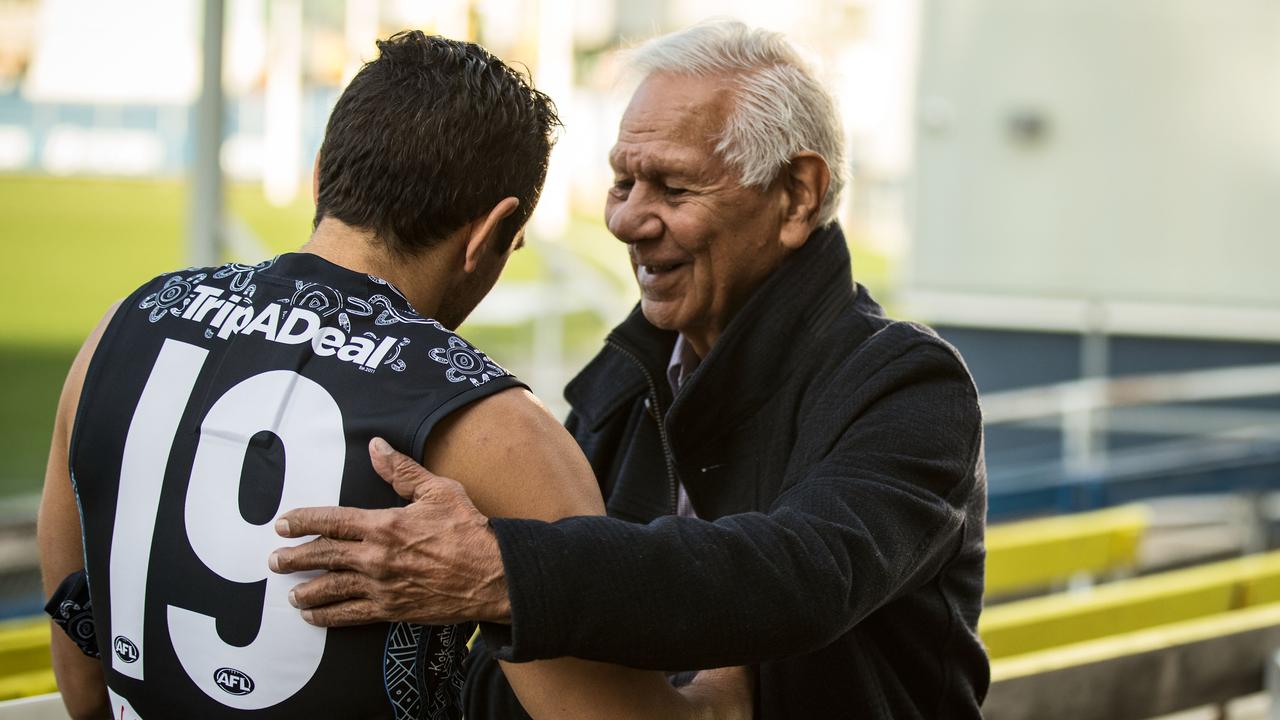Eddie Betts presents Jackson with Carlton’s Indigenous jumper for 2021.