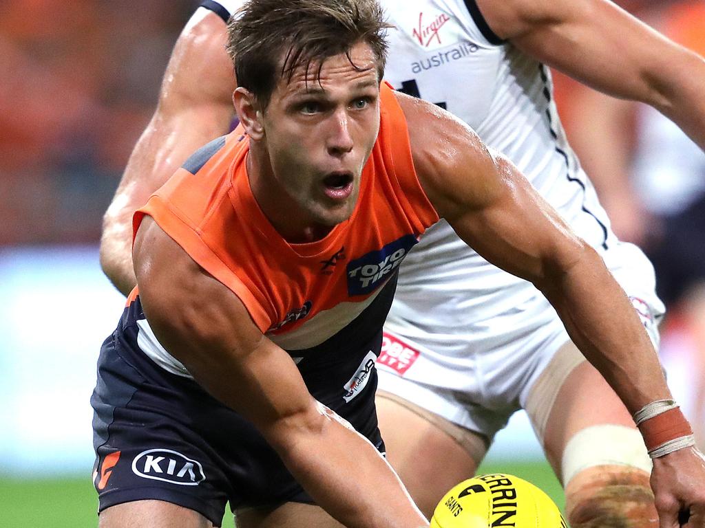 Giants Matt de Boer in front of Carlton's Patrick Cripps during the AFL match GWS Giants and Carlton Blues at Giants Stadium. Picture. Phil Hillyard