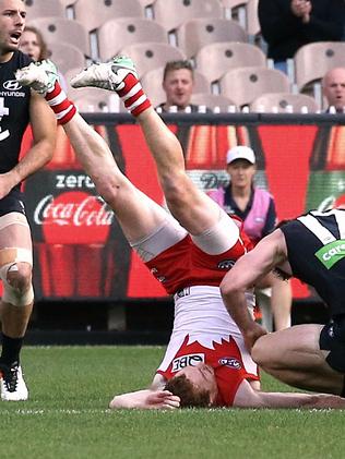 Gary Rohan land heavily on his neck. Picture: Wayne Ludbey
