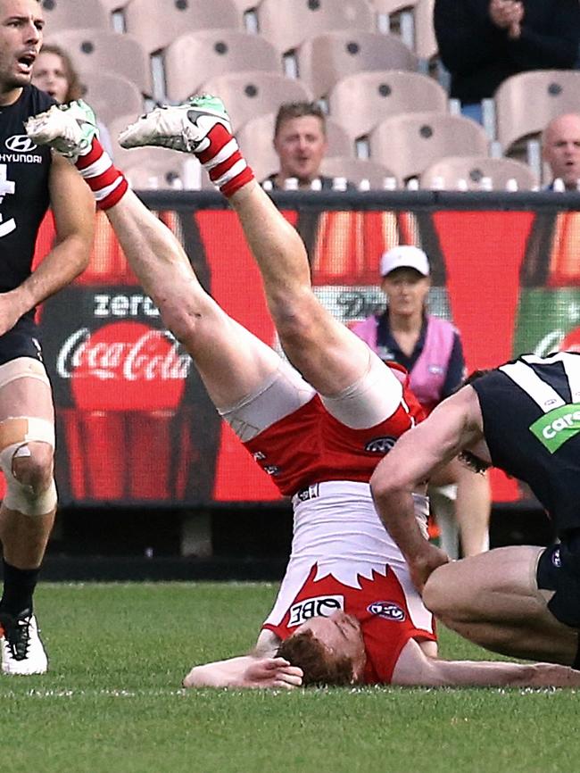 Gary Rohan land heavily on his neck. Picture: Wayne Ludbey