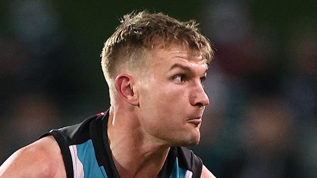 ADELAIDE, AUSTRALIA - AUGUST 27: Ollie Wines of the Power handballs during the AFL Second Qualifying Final match between Port Adelaide Power and Geelong Cats at Adelaide Oval on August 27, 2021 in Adelaide, Australia. (Photo by Daniel Kalisz/Getty Images)