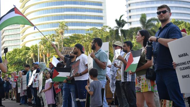 Hundreds of Territorians attended a pro-Palestine protest outside of the NT Parliament house on Friday October 27 calling for a ceasefire 20-days into the Gaza conflict.