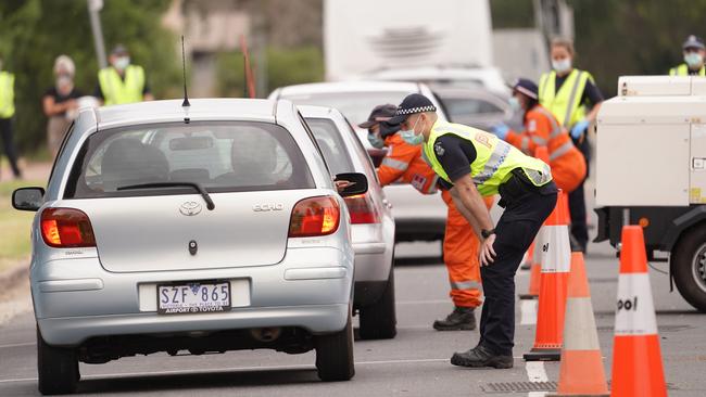 Police check motorists on the NSW-Victorian border as Victorians rush to beat the midnight deadline. Picture: Simon Dallinger