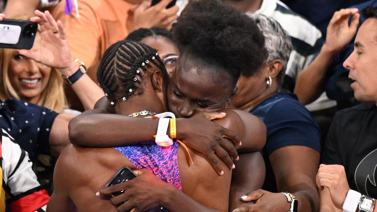 Noah Lyles embraces Bromfield after the 100m. (Photo by Kirill KUDRYAVTSEV / AFP)