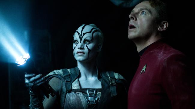 Jaylah (Sofia Boutella) and Scotty (Simon Pegg) in a scene from Star Trek Beyond.