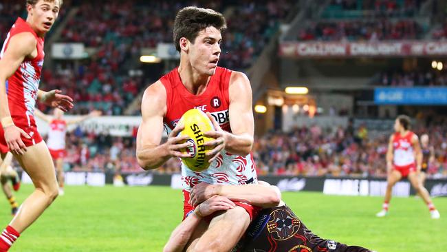 George Hewett in action for Sydney against Hawthorn.