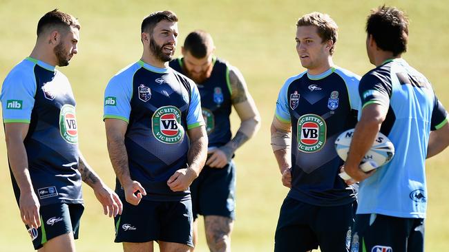 Coach Laurie Daley speaks with Jack Bird, James Tedesco and Matt Moylan.